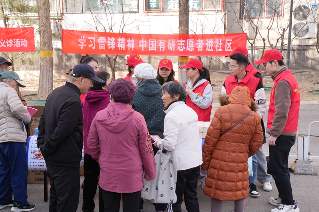 学习雷锋精神 中国华球体育（中国）官方网站志愿者进社区